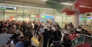 Karşıyaka taraftarı takımı havalimanında karşıladı