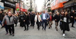 Ünsal'a Karşıyaka Çarşısı'nda büyük ilgi