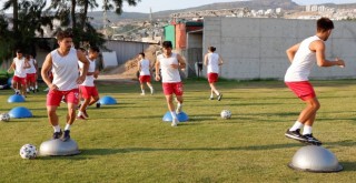 Karşıyaka 4 oyuncuyla el sıkıştı