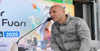 Demir Demirkan edebiyat sahnesinde hayranları ile buluştu