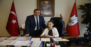 Başkan Batur Koltuğu minik Eliz’e emanet etti