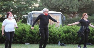 Başkan Eriş, zumba kursuna konuk oldu
