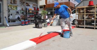 Menderes’te kaldırımlar kırmızı beyaza büründü