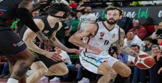 Derbiyi uzatmada kazanan Karşıyaka rahat bir nefes aldı