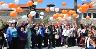 Öldürülen kadınlar anısına gökyüzüne mücadele balonları uçuruldu