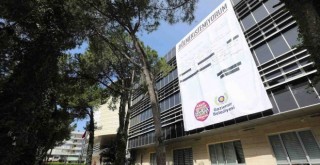 Gaziemir Belediyesi'nden 15 metrelik ''Ölmek İstemiyorum'' pankartı