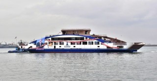 İzmir’in yeni arabalı feribotu suya indirildi