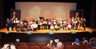 ÇYDD İzmir Şubesi'nden 25.yılını dolduran üyelerine plaket