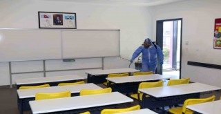 Karabağlar’da yüz yüze eğitim okulları dezenfekte ediliyor