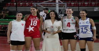 Karşıyaka, Lansinoh Kadınlar Voleybol Turnuvası'nı 3'te 3 ile tamamladı