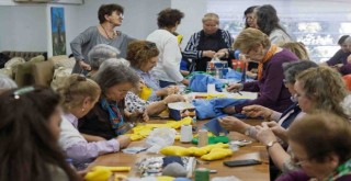 İzmir'de Tıp Bayramı'nda bebekler için oyuncak ürettiler