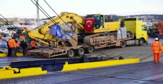 İzmir Büyükşehir Belediyesi’nin iş makineleri ve operatörleri Antakya’da