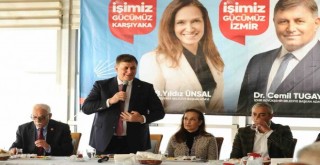 Cemil Tugay, Karşıyaka'da mahalle muhtarlarıyla bir araya geldi