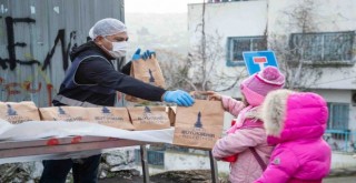 İzmir Büyükşehir'den ilkokul öğrencilerine beslenme paketi