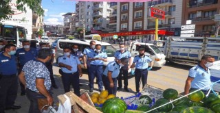 Karabağlar’da seyyar satıcılarla mücadele sürüyor
