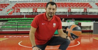 Ufuk Sarıca imzalıyor...