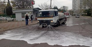 Karşıyaka Belediyesi sokakları temizliyor