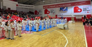 Bayraklı’da Cumhuriyet coşkusu sporla başladı