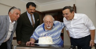 Abdül Batur'dan İzmir Baba'ya sürpriz...