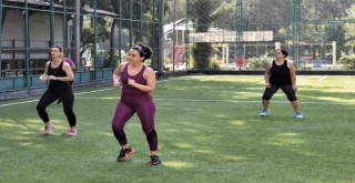 Bornova'da zumba dersleri açık alanda