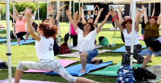 Karşıyaka'daki yoga buluşmasına büyük ilgi