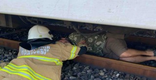 İZBAN Mavişehir istasyonunda raylara atladı...