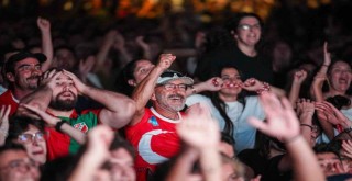 Milli heyecan Karşıyaka ve Konak'ta dev ekranda yaşandı