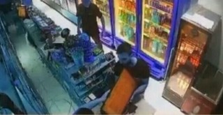 Karşıyaka'da marketten oyun makinesi çalınmaya çalışıldı...