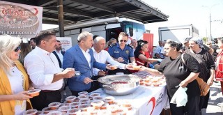 Kızılay, Karşıyaka’da 1000 kişiye aşure dağıttı