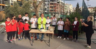 Antrenörlerinin yaş gününü sahada kutladılar