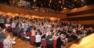 Atatürk’ün Adımlarıyla Karşıyaka oyunu ayakta alkışlandı