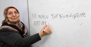 74 yaşında okuma yazmayı öğrendi