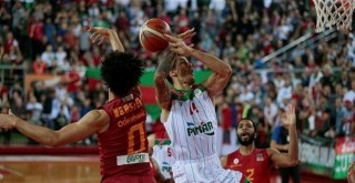 Pınar Karşıyaka Aslan’ı taraftarıyla son bölümde boğdu…