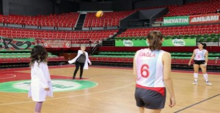Karşıyakalı voleybolcular kadın doktorlarla maç yaptı
