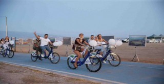 CHP Karşıyaka Gençlik Kolları üyeleri barışa pedal çevirdi