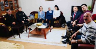 Şehit ve gazi ailelerini yalnız bırakmıyorlar