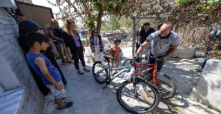 Bisikletleri yanan çocuklara Büyükşehir'den yeni bisiklet