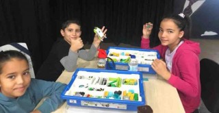 Bayraklılı çocuklar geleceği kodluyor