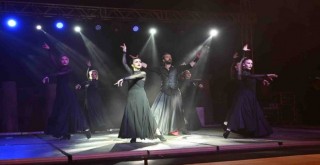 Ödüllü festival muhteşem gösteriyle başladı