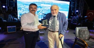 İlber Ortaylı ve Funda Arar Dikili'yi salladı