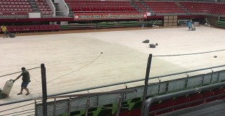 Mustafa Kemal Atatürk Karşıyaka Spor  Salonu'nun  parkeleri yenileniyor