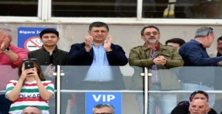 Başkan Cemil Tugay, Karşıyaka maçını tribünden izledi