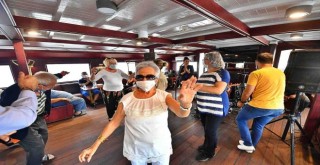 Huzurevi sakinleri Körfez turuna çıktı
