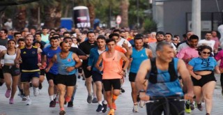 İzmirliler Bayraklı'dan Bostanlı'ya koştular