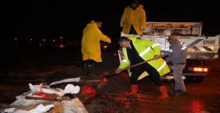 Başkan Tugay eline küreği aldı yardıma gitti...