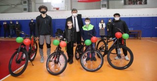 Karşıyaka’da atık metal kutuyu getiren gençler bisikletlerini aldı