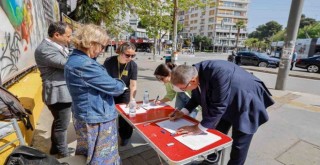 İzmir Atatürk Lisesi’ndeki imza kampanyasına Başkan Tugay'dan destek