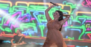 Çim Konserleri Simge Sağın ile başladı