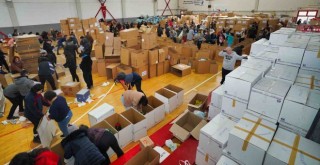 Gaziemir’den depremzedelere 6 tır, 35 kamyon eşya desteği