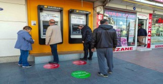 Sosyal mesafe için zemin çıkartmaları devrede